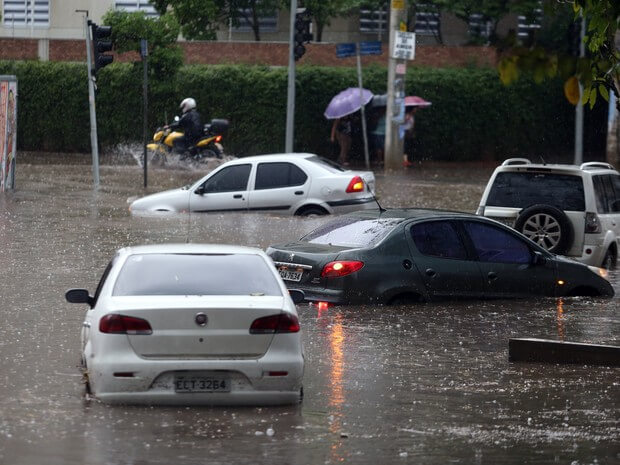 Carros ficam ilhados em um ponto de alagamento causado pela chuva na esquina das ruas Barão do Bananal e Venâncio Aires, no bairro da Pompeia, em São Paulo (Foto: Alex Silva/Estadão Conteúdo)