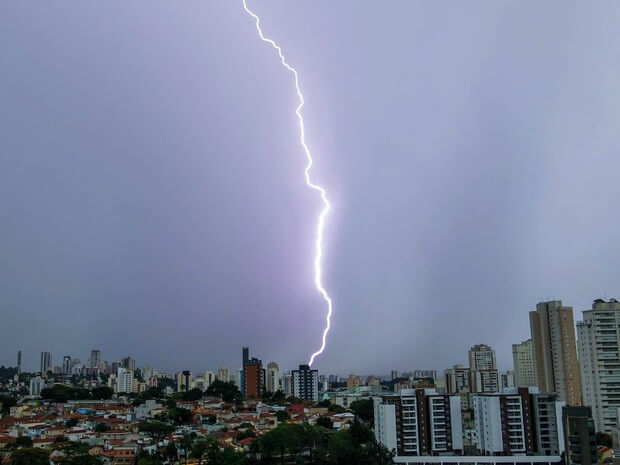 Pela manhã, um raio corta o céu com nuvens carregadas na região dos bairros de Pompeia e Lapa, na Zona Oeste de São Paulo (Foto: Marcelo D. Sants/FramePhoto/Estadão Conteúdo)