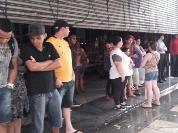 Na rua Teodoro Sampaio, em Pinheiros, lojas ficaram sem luz por causa da chuva e fecharam as portas (Foto: Paula Paiva Paulo/G1)
