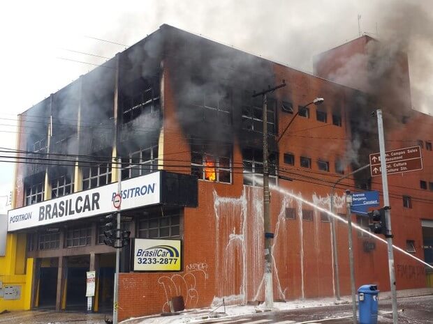 Bombeiros tentam controlar as chamas na Brasilcar